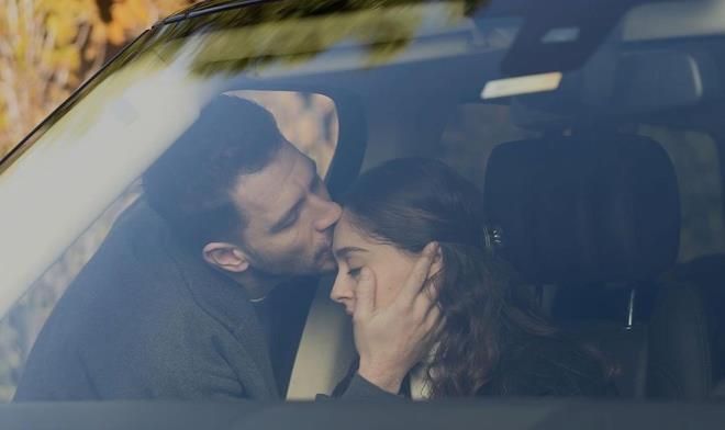 METE VE NCLA'YI KM TAKP EDYOR?    Bunun zerine Mete, "Sensin mahvolurum, kimse beni toparlayamaz. Biraz zaman gesin herkes iin bir forml bulacam" ifadelerini kulland.    kili kapdan karken Mete, ncila'y alnndan pt. O srada uzakta biri onlar fotoraflad. Ardndan valizlerle eve gelen Mete ile ncila'y Fahrnnisa grd.