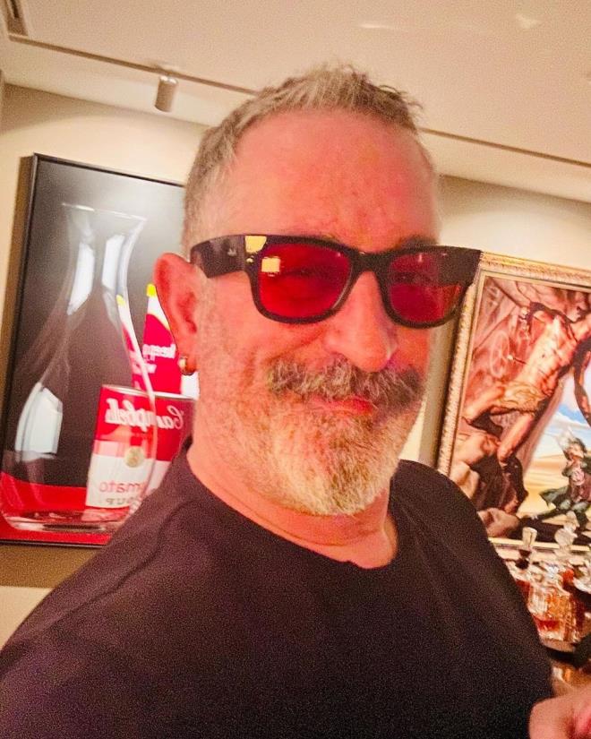 Komedyen Cem Y�lmaz da T�rkiye'nin ilk astronotu �nvan�na sahip olan Alper Gezeravc� payla��m�yla ad�ndan s�z ettirdi.