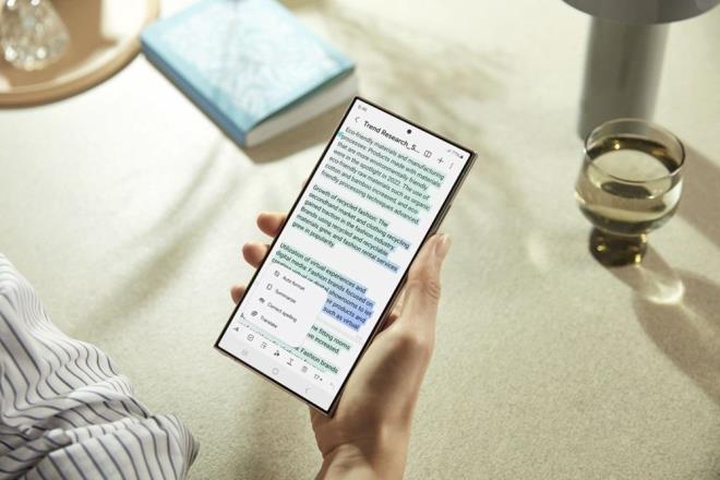 Samsung yapay zekal� telefonu Galaxy S24 modelini tan�tt� (Samsung Galaxy S24'�n �zellikleri neler, T�rkiye fiyat� ne kadar olacak?) - 3  SESL� KAYITLARI YAZIYA D�KECEK    Transcript Assist (Transkript Yard�m�): Galaxy AI, Samsung Notes uygulamas�ndaki sesli notlar� ve metinleri yaz�ya d�kebilir, �evirebilir ve �zetleyebilir. �rnek olarak bir dersi veya toplant�y� ses kayd�na ald���n�zda yapay zeka bu sesleri bir metin d�k�man� haline getirecek ve hatta olu�turdu�u metin �zerinden olu�turulan ses kayd�n�n �zetini ��kararak toplant�daki ana fikirleri derleyecek.    Generative Edit (Olu�turucu D�zenleme): Google'�n Sihirli D�zenleyicisi gibi Galaxy AI da nesnelere uzun basarak ve onlar� ta��yarak, yeniden boyutland�rarak veya arka plandan kald�rarak g�r�nt�leri de�i�tirmenize olanak tan�r. Ayr�ca arka u�ta �al��an Google'�n Imagen 2'si ile g�r�nt�leri �retken dolgu ile geni�letebilirsiniz. B�ylelikle foto�raflar bozulmadan boyutlar� geni�letilebilir.