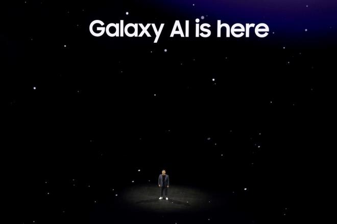 Samsung yapay zekal� telefonu Galaxy S24 modelini tan�tt� (Samsung Galaxy S24'�n �zellikleri neler, T�rkiye fiyat� ne kadar olacak?) - 2  GALAXY AI    Samsung'un yeni cihaz ve bulut tabanl� yapay zeka modeli Galaxy AI geceye damga vuran ana temayd�. ��te Galaxy AI'de yer alacak �zellikler;    Circle to Search With Google: Daha �nce Android'de ana ekran d��mesine uzun bas�ld���nda Google'�n sesli asistan� tetikleniyordu. Galaxy S24'te ayn� eylem, g�r�nt� tabanl� bir Google aramas� ger�ekle�tirmek i�in bir nesneye dokunabilece�iniz veya daire i�ine alabilece�iniz bir ekran kaplamas�n� harekete ge�iriyor. Sonu�lar mevcut ekran�n�z�n veya uygulaman�z�n �st�nde sunuldu�undan, aray�zden ��kmak sizi ba�lang��ta bulundu�unuz yere geri d�nd�r�r.    Live Translate (Canl� �eviri): Cihaz �zerinde �al��an bu �zellik sayesinde art�k bir telefon g�r��mesi yaparken ger�ek zamanl� �evirileri duyabilir ve bunlar�n metin halini g�rebilirsiniz. Yapay zeka sayesinde Kar��n�zdaki ki�i de sizi kendi konu�ma dilinde duyacak.