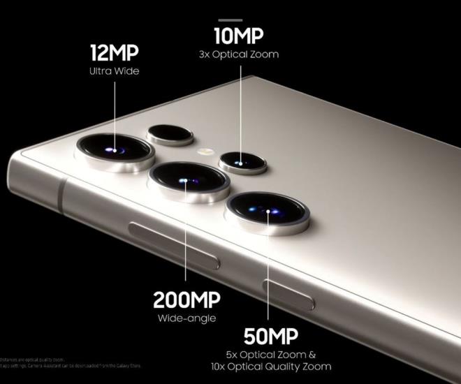 YAPAY ZEKA DESTEKL� KAMERA    Samsung Galaxy S24 Ultra'n�n yapay zeka destekli kameras� 200MP ana kamera ve b�y�tme seviyelerinde optik kaliteyi art�rmak i�in 50MP sens�r kamerayla birlikte �al���yor.    Adaptive Pixel Sensor sayesinde 2x, 3x, 5x ila 10x seviyelerinde yak�nla�t�rma yap�ld���nda dahi titrek ve pikselli g�r�nt�leri geride b�rakarak y�ksek ��z�n�rl�kl� resimler �ekilmesini sa�l�yor. �te yandan g�r�nt�ler geli�mi� dijital yak�nla�t�rma ile 100x'te kristal netli�inde sonu�lar veriyor.    Galaxy S24 Ultra ayr�ca �nceki modele g�re y�zde 60 daha b�y�k piksellere sahip oldu�undan daha fazla �����n i�eri girmesini sa�l�yor.    Bu da cihaz�n d���k ���kta �ekim �zelli�ini (Nightography) geli�tiriyor. Daha az bulan�k foto�raflar i�in optik g�r�nt� sabitlemede (OIS) de geli�tirmeler yap�l�rken, ISP (g�r�nt� sinyali i�lemcisi) g�r�nt� g�r�lt�s�n� i�lemeye yar�yor.