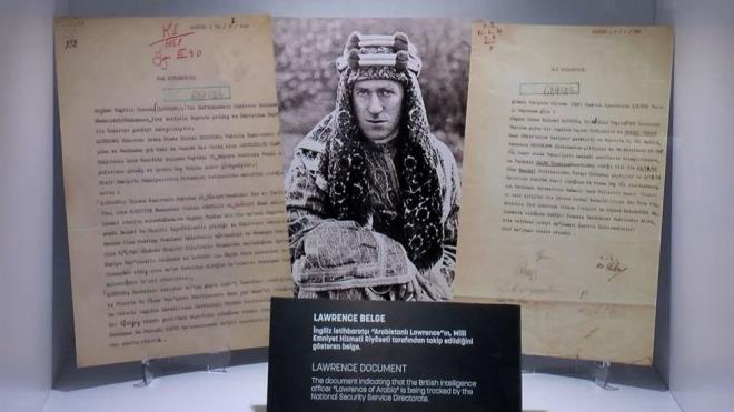 ARAB�STANLI LAWRENCE'IN TAK�P NOTLARI    Serginin K�rat�r� Zihni T�mer, Arabistanl� Lawrence'�n, Anadolu'dan ge�isi s�ras�nda elde edilen takip evraklar�n�n da sergide yer ald���n� s�yledi.  M�T'in Milli Emniyet Hizmeti ismiyle �al��malar�n� y�r�tt��� d�nemde, �ngiliz casusun Anadolu'dan ge�i�i s�ras�nda takip edildi�i anla��ld�.