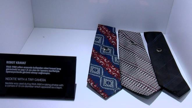 ROBOT KRAVAT    1965-80 y�llar aras�nda kullan�lan robot kravat, bro� g�r�n�m� ve 1.5 cm �ap�ndaki bir kamera sayesinde operasyonlarda g�r�nt� almay� sa�l�yordu.