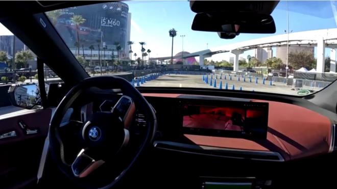 BMW'den yaplan aklamada "Uzaktan vale hizmeti, arac ynlendirmek ve hareket ettirmek iin gelimi teknoloji ve canl kamera grntleri kullanyor, bylece ara dikkatlice kontroll bir ekilde park edilip tekrar geri alnabiliyor.    Bu teknolojinin gelecekteki olas uygulamalar arasnda etkinliklerde, havaalanlarnda veya lojistik sektrnde yer alabilir." ifadeleri kullanld.