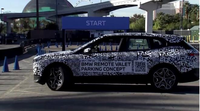 CES 2024 fuarnda yapay zeka ve akll teknolojiler konusunda birok yenilik grcye kt.    Alman otomotiv irketi BMW uzaktan kumanda ile alan "vale" hizmetini tantt.