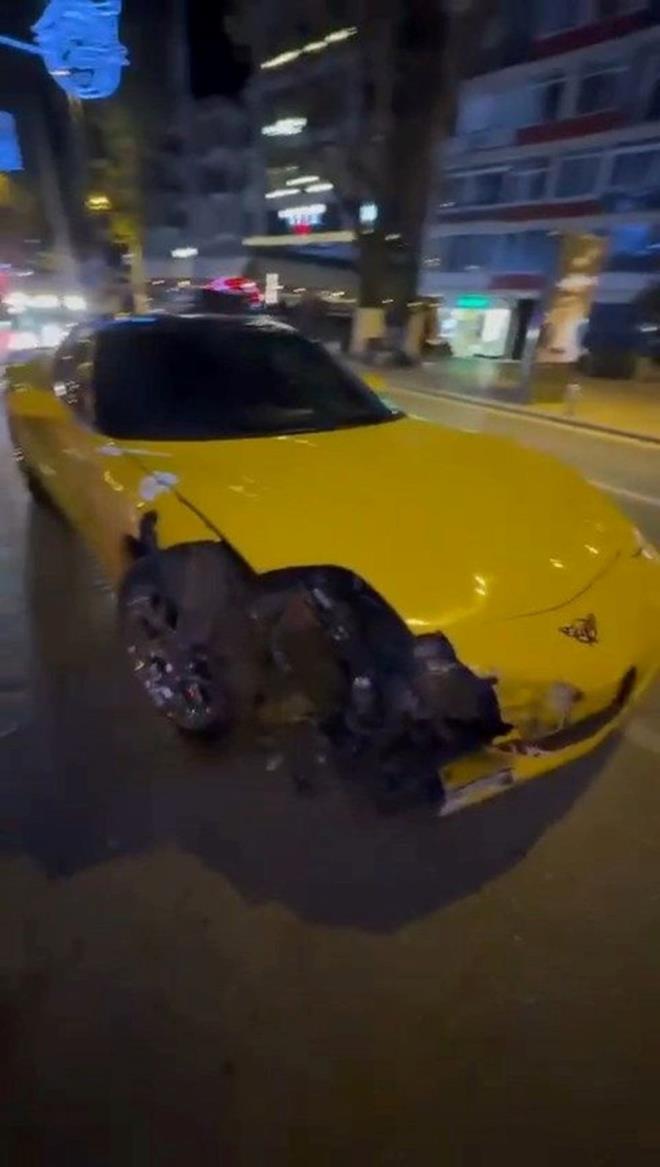 Getiimiz haftalarda stanbul'un Kadky ilesine bal Badat Caddesinde bir vale, deeri yaklak 5 milyon lira olan bir Chevrolet arac park etmek yerine gezintiye kmas sonucu ar hasar alarak kaza yapmt.BMW, uzaktan vale hizmetiyle birlikte bu problemlerin de nne gemeyi hedefliyor olabilir.