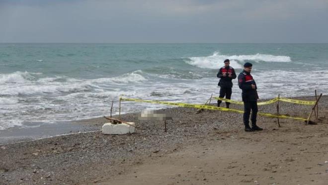 Cesetlerin denizden dalgalarla sahile kt deerlendirilirken olay yerlerine Sahil Gvenlik Komutanl ekipleri sevk edildi.    Kimlii ve cinsiyetleri belirlenemeyen 2 cesedin, Sahil Gvenlik Komutanl, Jandarma Olay Yeri nceleme Timi, Adli Tabip ve Cumhuriyet Savcsnn incelemelerinin ardndan Antalya Adli Tp Kurumuna gnderilecei bildirildi.