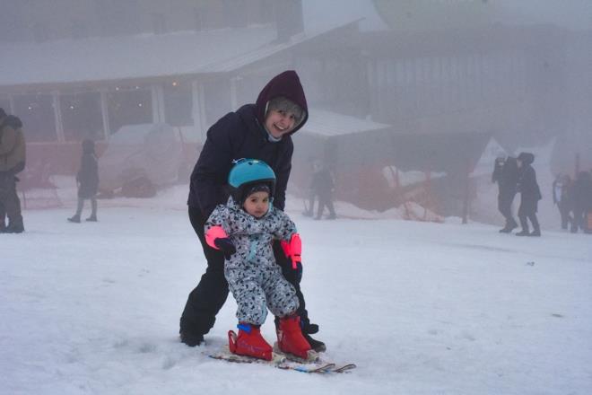 "YO�UN S�S VAR"    �stanbul'dan ailesi ve akrabalar�n�n bulundu�u 15 ki�ilik grupla gelen P�nar Kaya, Uluda�'da �ok e�lendiklerini s�yledi.    Tatilin ilk g�n�n� kar�n keyfini ��kararak ge�irdiklerini belirten Kaya, "Uluda� �ok g�zel, �ok keyifli ge�iyor. Biraz ���yoruz ama az�c�k �s�n�p sonra e�lenmeye devam ediyoruz. Yo�un sis var ama her �ey �ok g�zel." dedi.