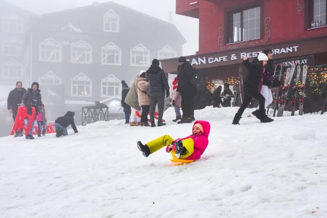 Melek �zt�rk de �stanbul'dan 18 ki�ilik grupla Uluda�'a geldi�ini ifade ederek, "Biraz so�uk ve sisli ama e�lenceli ge�iyor. Uluda�'a ilk kez geliyorum, �ok be�endik. Burada bir gece konaklay�p d�nece�iz. Bol bol kay�p e�leniyoruz." diye konu�tu.    �lkokul ��rencisi Esila Ekemen ise ba�ar� belgesi ald��� i�in babas�n�n kendisini Uluda�'a getirerek s�rpriz yapt���n�, k�zakla kayarak e�lenceli vakit ge�irdi�ini anlatt�.    Bursa Meteoroloji M�d�rl��� verilerine g�re, Uluda�'da hava s�cakl��� en d���k s�f�r�n alt�nda 13, en y�ksek s�f�r�n alt�nda 2 derece �l��ld�.
