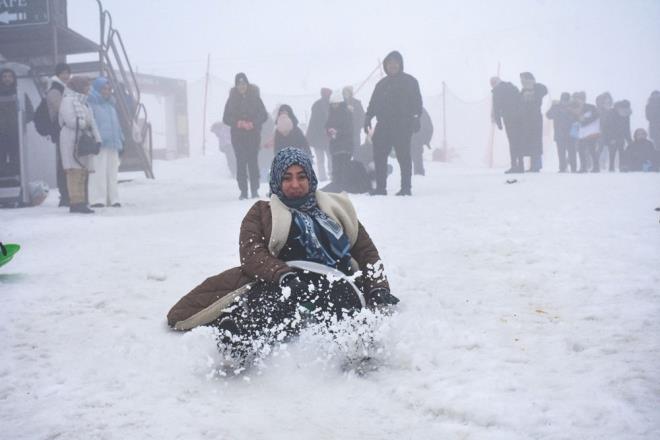 G�n�birlik�ilerin yo�unlu�u daha da art�rd���, kar kal�nl���n�n 37 santimetreye ula�t��� Oteller B�lgesi'ndeki kayak ve k�zak pistleri adeta dolup ta�t�.    B�lgede etkili olan yo�un sis nedeniyle telesiyejlerin kapal� tutuldu�u Uluda�'daki pistlerde �o�unlukla acemiler kayak keyfi ya�ad�.