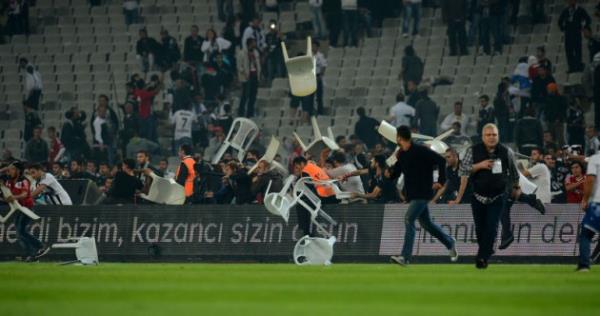 <p><b>ANAYASA KOM�SYONU BA�KANI PROF. DR. BURHAN KUZU:</b></p>  Olaylar�n �ar�� grubu ve Be�ikta� taraftarlar� ile ilgisi yok. Araya s�zan ter�ristlerin i�idir. Bu g�r�nt� futbolu bitirir. Kar�� ��kal�m.