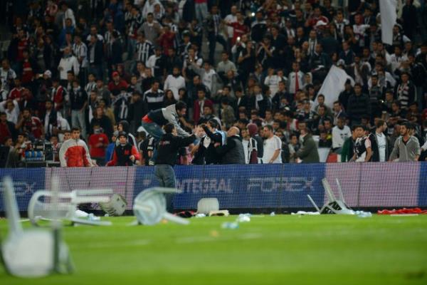 <p><b>NURG�L YE��L�AY:</b></p>  Ay hi� ma� izlemem ma�tan da anlamam. Ne zaman ma� izlesem bi�ey oluyo. Bi daha t��be! Ama �ar�� yi �ok seviyorum. Do�ru karar verilir in�!!