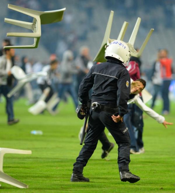 <p><b>R. �HSAN EL�A�IK:</b></p>  1453 Kartallar�'n�n kurulu� ilan� ve ilk eylemiydi. Bir zamanlar�n Komunizmle M�cadele Dernekleri'nin trib�n versiyonu,yine tekbirle.