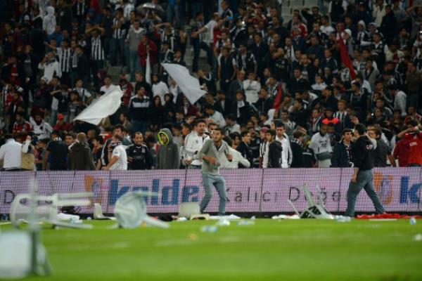 <p><b>ERKAN CAN:</b></p>  Be�ikta�l� muhitinin sorunu de�il, sorumlusudur. Kuru g�r�lt�ye kendini bozmaz. Biz b�yle g�rd�k, b�yle biliriz.