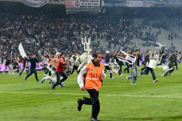 <p><b>�BRAH�M SETEN:</b></p>  En b�y�k korkum �u: Be�ikta� trib�nleri, sahaya girenler ve sahaya girenleri d��lamak isteyenler olarak 2'ye b�l�necek ve kavga ��kacak..