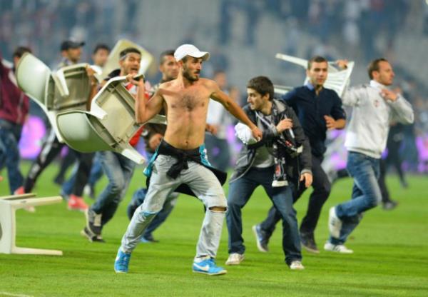 <p><b>N�HAT DO�AN:</b></p>  Melo'nun pozisyonu �ncesi trib�nler kar��m��t�. Bu olay daha �ncesinde planlanm��, kurgulanm�� gibi. Melo de�il, direni� diyerek girildi sahaya