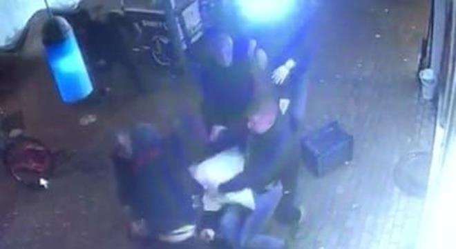 Tart��ma yumruklu, tekmeli kavgaya d�n���rken, Tolga Y., elindeki �ivili sopayla Ya��zhan Y.?ye vurmaya ba�lad�.