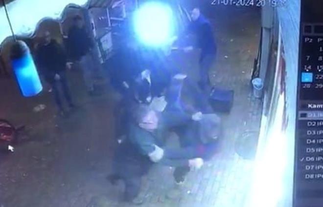 Pazarc�l�k yapan Ya��zhan Y. ile babas� Fahrettin Y., iddiaya g�re daha �nce tezgah yeri nedeniyle kavga ettikleri pazarc� karde�ler Tolga Y. ve Beytullah Y. ile yolda kar��la�t�.  Taraflar aras�nda yine tezgah yeri nedeniyle tart��ma ��kt�.