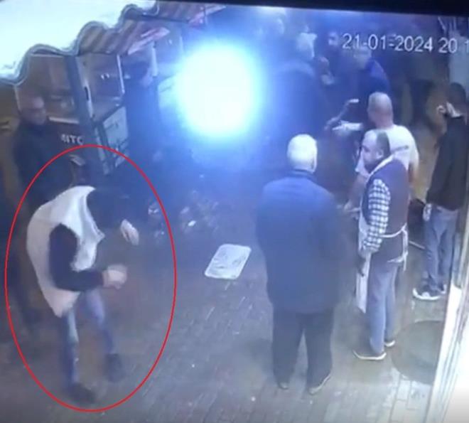 Bir i� yerinin g�venlik kameras� taraf�ndan kaydedilen kavga, �evredekilerin araya girmesi ile sonland�r�l�rken, ald��� darbeler sonucu ba��ndan ve g�z�nden yaralanan Ya��zhan Y. ile babas� Fahrettin Y., �zel ara�la �neg�l Devlet Hastanesi?ne g�t�r�ld�.