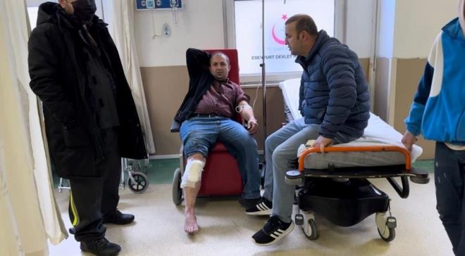 "HBR EY SYLEMEM, DREKT BIAKLAMI"    Kimlii belirsiz saldrgan tarafndan baklanan Mehmet stel, ?Sabah balam baklamaya, len beni baklad. Bakladklarnn says belli deil.? diye konutu.    Saldrgann yaralad idem Karaca?nn babas Hasan Karaca ise, ?ocuumu baklyor, antasn ekmeye alyor. Oradaki esnaf mdahale edip kurtaryorlar ocuu. Baka hastanelere giden de olabilir. Hibir ey sylememi, direkt baklam. Tm vakalar da byle olmu zaten. u anda kzm sol bacandan yaral.? eklinde konutu.