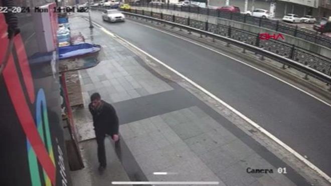 Polis saldrgan yakalamak iin alma balatt.    Saldrgann bir i yerine girdii anlar ise gvenlik kameras tarafndan kaydedildi.