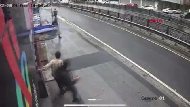 Saldrgan olayn ardndan hzla olay yerinden kaarken, grntlerde vatandalarn panikle i yerinden kt grlyor.