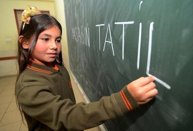 KNC DNEM NE ZAMAN BALAYACAK?    Yeni eitim retim yl yaryl tatili, 22 Ocak Pazartesi gn balayacak, 2 ubat Cuma gn tamamlanacak.    kinci dnem, 5 ubat Pazartesi gn balayacak ve 14 Haziran Cuma gn sona erecek. kinci dnem ara tatili ise 8 Nisan-12 Nisan arasnda yaplacak.    2024-2025 eitim retim yl ise 9 Eyll'de balayacak.