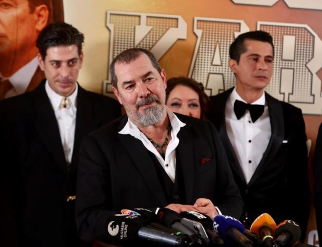 Filmde sanatnn babas Mehmet Karaca'y oynayan Fikret Kukan ise Aksu ile uzun yllar sren bir dostluklar olduunu ve 30 yl sonra yeniden ayn projede yer aldklarn aktard.    Kukan, yapma katks bulunan herkese teekkr ederek, "Bu filme emei dokunan herkese minnettarm. Bu iin iinde olmaktan dolay da onur ve gurur duyuyorum."    Filmde oynamas iin kendisini Yksel Aksu'nun aradn szlerine ekleyen Kukan, "Yksel bana 'Bunu yapyoruz.' dediinde, evet yaparz. nk kendi slubunu, stilini, tarzn kendi dilini oluturmu, en kymetli ynetmenlerimizden biri olduunu dnyorum, sadece arkadam, dostum olarak deil." deerlendirmesini yapt.