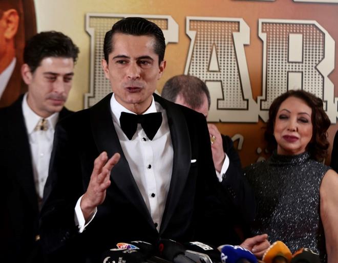 "UMARIM ZLEYENLERDE TKENMEYECEK BR  OLUR"    Filmde Karaca'y canlandran ve performansyla byk beeni toplayan oyuncu smail Hacolu, ekipe ok heyecanl olduklarn dile getirerek, "Bir ksmmz iin 6 aylk bir serven oldu bu. Bir ksmmz iin de 7-8 haftada tkendi gitti. Umarm izleyenlerde tkenmeyecek bir i olur. Bir efsaneden bahsetmeye altk. Tabii ki haddimiz deil ama elimizden geldiince altk. Son sz seyircinin. ok heyecanlym. ok teekkr ederim." diye konutu.    Hacolu, ekimler srasnda her gn 2,5 saatlik zel bir makyaj yapldnn altn izerek, "Benim iin her sahne ayr bir anlam ifade ediyor. (Karaca'nn) Babasyla vedalat, Yasemin Hanm ile oynadmz sahnenin benim gnlmde ayr bir yeri var." ifadelerini kulland.