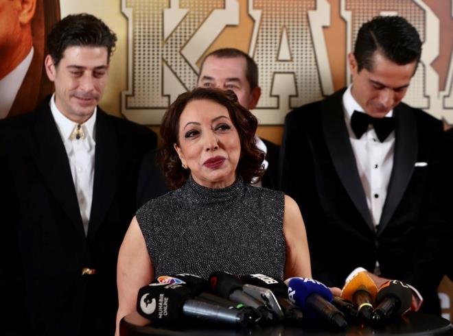 Cem Karaca'nn Gzyalar filmi sanatseverlerle bulutu: Hologram gsterisi ok konuuldu - 6  "FKRET KUKAN VARSA, SIRTIMIZ YDR, SALAMDADIR'    Yasemin Yaln, film iin uzun bir sre altklarna dikkati ekerek, yle konutu:    "Byk bir emek sz konusu. ok heyecanla baladk. ok gzel bir ekiptik. Aslnda her zaman bulunas bir ekip deildi. Ynetmenimiz, oyuncu arkadalarmz, smail zaten bir sr ie gzel anlar, gzel alklar brakt. Fikret iin daha nce de syledim; 'Karmda Fikret Kukan varsa, srtmz iyidir, salamdadr.' derim. Bu bir Yksel Aksu filmi. Bana teklif de kendisinden geldi. Onun szne, fikrine ve kadrajna her zaman ok inanyorum. Bana, 'urada bir aa ol' dese, 'Yoldan geen birini oynar msn?' dese, Yksel Aksu'ya oynarm."