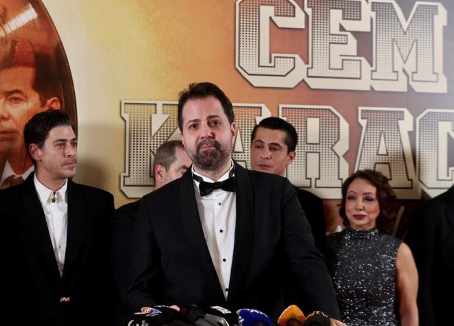 Sanatnn olu Emrah Karaca da hem kendisinin hem de ekibin ok heyecanl olduunu vurgulayarak, unlar syledi:    "Konutuum herkes ayn heyecan yayor. ncelikle byle bir filmi hayata geirebildiimiz iin ve buna imkan saladklar iin yapmclarmza teekkr ediyorum. Onlar ellerinden ne geliyorsa bu filme aktarmaya alt ama tabii te yandan da benim kendi ahsi hasretimi gideren, bata Yksel Aksu ve oyuncularmz olmak zere babam, dedem, babaannem ve annemi canlandran tm oyunculara, bu filme kattklar her damla ter iin tm kalbimle teekkr ediyorum. Artk film sizlere emanet. Kaybettiimiz deerleri bu ekilde anmak, tekrar izleyici ve dinleyiciyle buluturmak bence ok nemli. Umarm devam gelir. Emei geen herkese tm kalbimle teekkr ediyorum. yi ki varsnz."