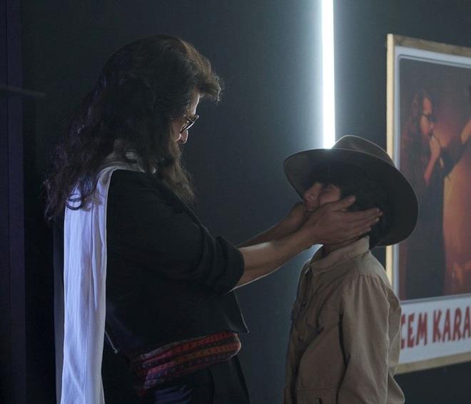 n lke snrlarmz aan, mzik dehas Cem Karaca'nn hayatn konu alan "Cem Karaca?nn Gzyalar" filminde 26 Ocak'ta izleyiciyle buluacak.    Cem Karaca'nn Gzyalar filmi gala gsteriminde AKM'de sanatseverlerle bulutu.