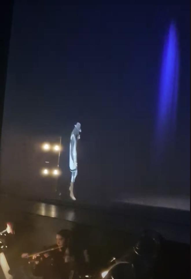 HOLOGRAM GRNTS YANSITILDI    Hacolu, ?Merhaba genler ve her zaman gen kalanlar, imdi sahnenin asl sahibi geliyor? dedi ve sahneye Cem Karaca?nn hologram grnts yanstld.    Bu byleyici an AKM byk salondaki seyircilerin nefesini kesti.