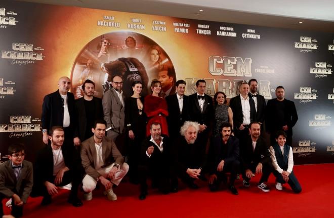 "SMAL MUHAKKAK OK GZEL OYNAMITIR"    Filmi izlemeye gelen Haluk Levent, "Daha erken olmas gereken bir filmdi. Ben smail Hacolu'nu merak ediyorum. Nasl bir oyunculuk ortaya koydu? nk ok beeniyorum kendisini. nancm o ki ok gzel olmutur. Cem Karaca'y oynamak herkese nasip olmaz. Bana da teklif gelmiti bir yerlerden, Cem Karaca ile ilgili ama ben bunu yapamazdm. smail muhakkak ok gzel oynamtr." deerlendirmesinde bulundu.