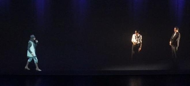 Cem Karaca'nn Gzyalar filmi sanatseverlerle bulutu: Hologram gsterisi ok konuuldu - 2  OLUYLA DET YAPTI    Birsen Altunta'n haberine gre, filmin mzik direktr Cem get?in orkestrayla Cem Karaca?nn ?Tamirci ra? arksn ald srada nce sahneye Cem Karaca?nn olu Emrah, ardndan filmde Cem Karaca?ya hayat veren smail Hacolu arkda det yapt.