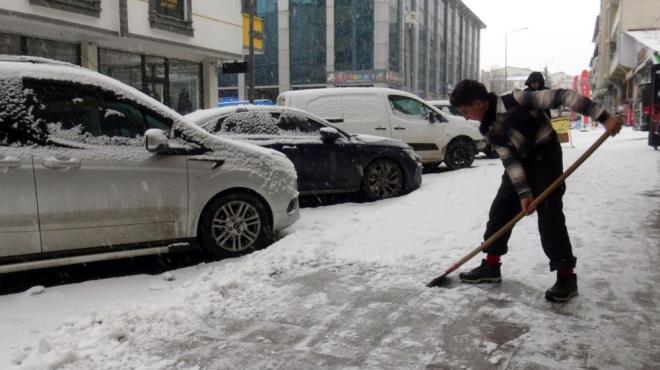 KARADENZ ZERNDEN YEN BR SOUK VE YAILI SSTEM GELYOR    Yurdun geri kalannda havann genellikle az bulutlu ve ak olaca ancak gece ve sabah saatlerinde sis ve pus grlecei bilgisini veren ahbaz, yle devam etti:    ?Perembe gn, yal sistem, Hakkari ve rnak evrelerinde ya yapacak ancak yurdumuzu terk ediyor. Buna karlk perembe gn, yurdumuzun, Karadeniz zerinden gelen yeni bir souk ve yal sistemin etkisi altna girmesini bekliyoruz. Bu yeni sistemin etkisiyle perembe gn Marmara?nn dousu ve Bat Karadeniz?de yalar grlecek. Ky kesimlerde genellikle yamur eklinde grlecek yalarn Bat Karadeniz?in i kesimlerinde kar eklinde olmasn bekliyoruz. Cuma gn yeni sistem daha da genileyerek lke zerindeki etkisini artryor. Marmara?da, Bat Karadeniz?in tamamnda ya bekliyoruz. Orta Karadeniz?in de i kesimlerinde ya olacak.?