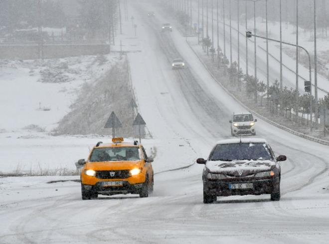 ahbaz, cuma gn  Anadolu?da Sivas dnda hafif iddette kar yalarnn grleceini dile getirerek, ?Dou Anadolu?da, Gneydou Anadolu?da ve Dou Karadeniz i kesimlerinde yalar grlecek. Yksek kesimlerdeki yalar genellikle kar eklinde olacak. Alak kesimlerde ise yamur eklinde ya bekliyoruz.? diye konutu.    ahbaz, hava scaklnn hafta boyunca lke genelinde mevsim normalleri civarnda, yer yer de altnda seyredeceini syledi.