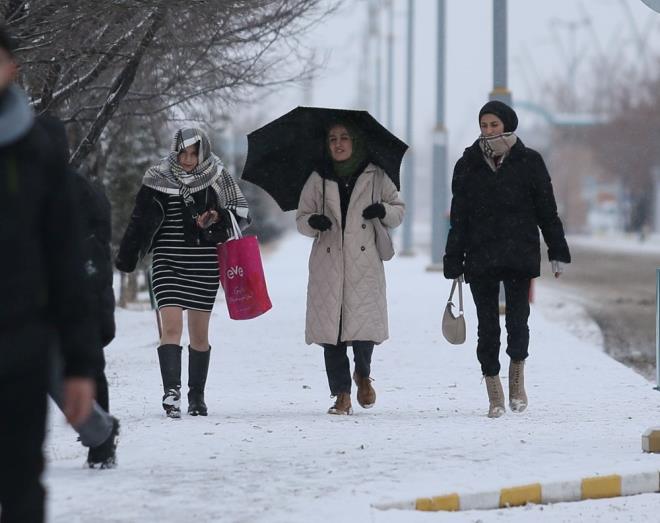 Trkiye, perembe gnnden itibaren Karadeniz zerinden gelen yeni bir souk ve yal havann etkisi altna girmesi bekleniyor.    evre, ehircilik ve klim Deiiklii Bakanl Meteoroloji Genel Mdrl Analiz ve Tahminler ube Mdr ahin ahbaz, haftalk hava tahminine ilikin deerlendirmelerde bulundu.  Yurdu son gnlerde etkileyen yal sistemin, Trkiye?nin gneydousuna doru hareket ettiini belirten ahbaz, ?Dou Anadolu?nun gney ve dousu ile Gneydou Anadolu?nun byk bir kesiminde yarn da yalar devam edecek. Yalar, Dou Anadolu?da genellikle karla kark yamur ve kar, Gneydou Anadolu?da ise yamur eklinde grlecek. Dou Karadeniz?in ky kesiminde ise yine yamur eklinde yalarn yarn da devam etmesini bekliyoruz.? diye konutu.