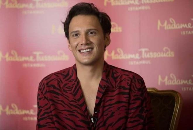 Bununla da kalmayan irket, arkclarn madur olmamas adna her detay dnerek Edis ve Zeynep Bastk'n ekiplerine uak bileti alp vize cretlerini de karlad.