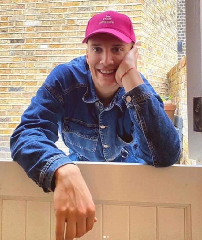 irket yetkilileri sadece bu iki isme deil, organizasyonla ilgili demeler de yapldn belirterek toplam zararlarnn 26 milyon lira olduunu syledi. irketi ve hayranlarn yz st brakan iki isim, ksa bir sre sonra Avrupa'nn baka lkelerinde baka organizasyon firmalaryla anlamalar yaparak sahne ald.