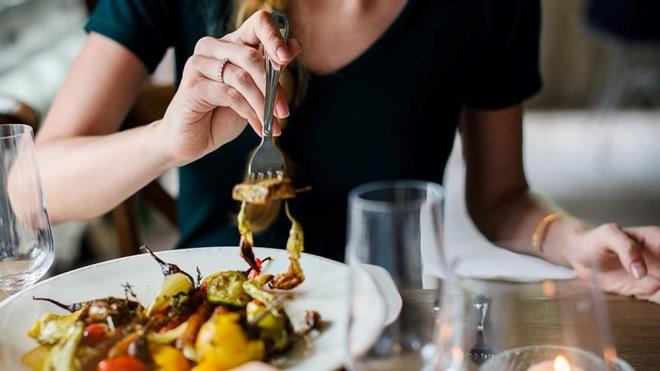 KENDNZ DLLENDRN    Hi kendinize neden eker arzuladnz sordunuz mu? ou zaman cannzn eker istemesinin nedeni mideniz deil, beyninizdir.    Aermeler, alk gibi fizyolojik deil, psikolojiktir. Bu hissin yerine geecek masaj, manikr veya uzun scak bir banyo, egzersiz, bir podcast dinlemek veya en sevdiiniz filmi izlemek eklinde kiisel bakm aktiviteleriyle kendinizi dllendirebilirsiniz.    almalar egzersizin itahnz azaltmada yardmc olabileceini gsteriyor. Bu nedenle ister yoga ister boks olsun, bir spor dersine katldnzda birounuz can daha az atrmalk tketmek isteyecek.