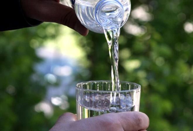 BOL BOL SU TKETN    tahnzn susuzluun bir iareti olabileceini duymu olabilirsiniz.    Beynimizin alk ve susuzluk sinyalleri benzer olabilir ve bu da kafa karklna yol aabilir.    Beyindeki hipotalamus hem susuzluk hem de alk sinyallerini dzenliyor ve bu sinyaller bazen birbirine karabiliyor ve yanl yorumlanabiliyor.    Susuz kaldnzda, depolanan enerjiyi verimli bir ekilde ilemezsiniz. Bu nedenle hzl enerji art iin eker tketmek yerine su imek, depolanm enerjinin kullanlmasna yardmc olabilir.    Gnde en az alt ila sekiz bardak su itiinizden emin olun.