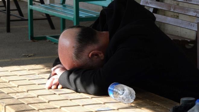 Merve evval Elmas'n babas Osman Elmas, cenazeyi teslim almt. Hayatn kaybeden Elmas iin, Fatih Camii'nde cenaze treni dzenlendi.