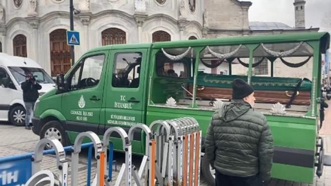 "CNAYETTEN PHELENMYORUZ"    Cinayet ihtimali zerinde durmadklarn belirten Abdlrahim Elmas, "10 gn nce hastalanyor, ar bir gribal enfeksiyon geiriyor. Hastayken iki  gn odasndan darya kmyor. Babasna sonradan toparlandn sylyor ama vcut tabi krgn. O arada da snavlar sktryor. Snavda dk not almay da kabullenmeyen bir kzd, ortaokul sonuna kadar hep okul birincisiydi. Ders alrken stres yapt, alacak yer bulamyorum diyordu. Bulamamas, zel oda, yalnzlk, sakinlik isteiydi. Annesi bu durumu sormu iki  gn nce, alacak yer bulabildin mi diye, 'Evet topran alt, yaamak zor, Allah'm yaamak ne kadar zor' tarznda laflar etmi. Biz cinayetten hi phelenmiyoruz. Arkadalar, retmenleri, KYK mdrleri ok ilgililerdi. Kendileriyle grtk, odasn grdk, arkadalaryla tantk hibirinden bir phemiz yoktur." diye konutu.