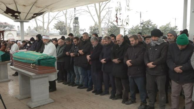 Cenaze treninde baba Osman Elmas'n glkle ayakta durduu grld. Merve'nin naa Kayaba Mezarl'na defnedildi.