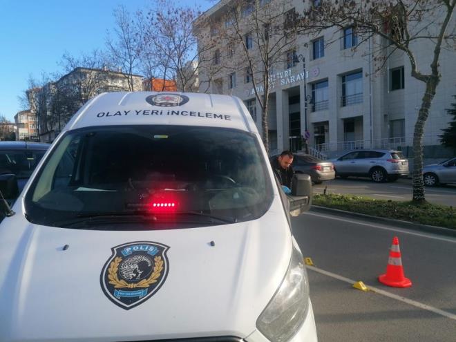 Adliyede grlen dava sonrasnda iki grup arasnda tartma kt.  Tartma srasnda, S.N. isimli pheli zerinde bulunan silhla havaya ate at. Adliye nnde bulunan polis ve jandarma ekipleri de havaya ate at.