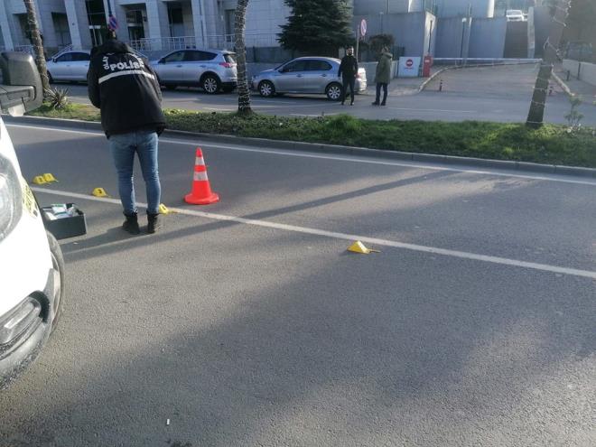 Silivri Adliyesi nnde iki grup arasnda kan tartmada, bir kii havaya ate at.  Olay, saat 16.00 sralarnda Silivri Adliyesi?nin nnde yaand.