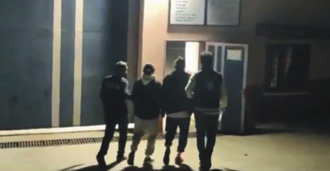 Osmaniye l Emniyet Mdrl ekipleri, Atatrk Caddesi'ndeki elektronik eya maazasna, duvarn krarak giren ve piyasa deeri 1 milyon lira olan 40 cep telefonu, elektronik cihaz ve telefon aksesuar alan hrszlarn yakalanmasna ynelik alma balatt.