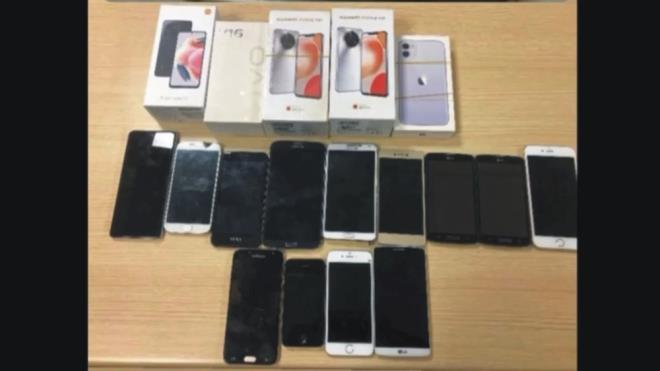 Evde yaplan aramada 34 akll cep telefonu, 4 dijital kol saati, 24 mzik alar, 2 tablet, 19 pil arj aleti, 44 arj aleti ve 10 bin 500 TL deerinde gvenlik kameras kayt cihaz ele geirildi.