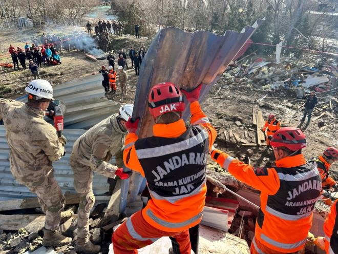 Toplamda bin 600 personele deprem eitimi verilmeye baland.  Bu kapsamda tatbikatta da gerekletirildi. Tatbikat iin kent merkezinde eski vali kona olarak bilinen bina yklarak, enkaz alanlar ve parkurlar oluturuldu.